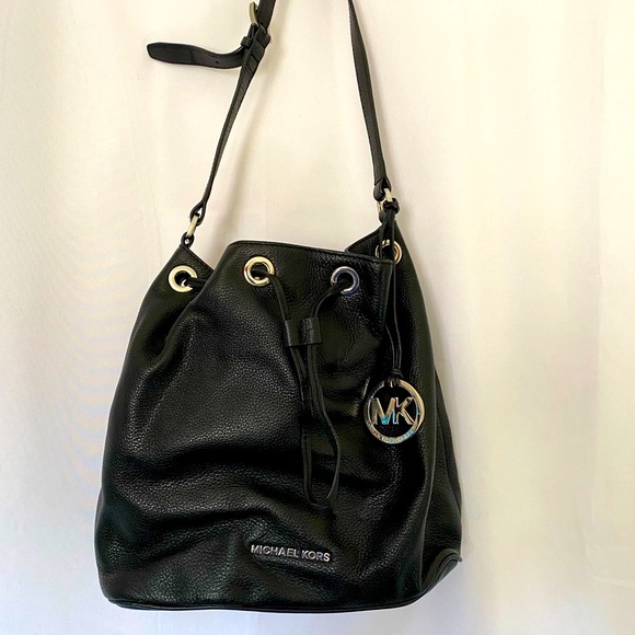 MICHAEL KORS Soft Leather black bucket purse with shoulder strap - Picture 12 of 14